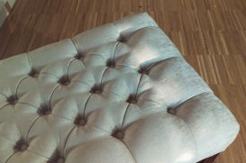 Hocker mit bezogenen Kn�pfen