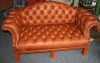 Ledersofa mit Rautenheftung